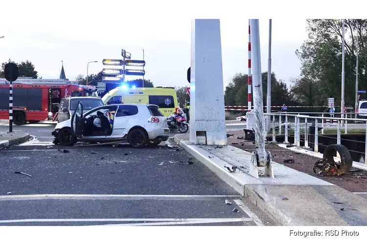 Ernstig ongeval in Anna Paulowna, brandweer moet persoon bevrijden uit gecrashte auto