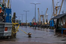 Water in haven Den Oever ver boven de kades door storm Amy