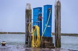 Water in haven Den Oever ver boven de kades door storm Amy