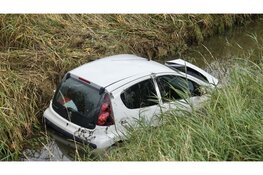 Auto te water in Wieringerwaard, bestuurder gewond
