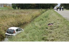Auto te water in Wieringerwaard, bestuurder gewond