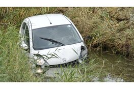 Auto te water in Wieringerwaard, bestuurder gewond