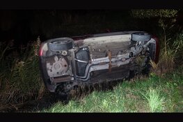 Auto raakt van de weg in Haringhuizen, bestuurder redt zichzelf