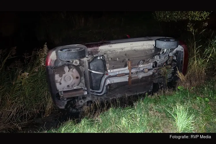 Auto raakt van de weg in Haringhuizen, bestuurder redt zichzelf