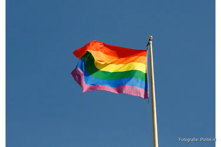 Regenboogvlag en verlichte politiebureaus vandaag op Coming Out Day