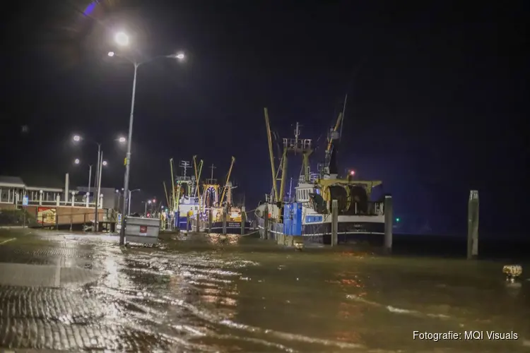 Hoogwater in Den Oever: water stroomt al over de kades