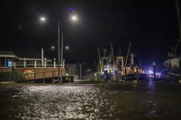 Hoogwater in Den Oever: water stroomt al over de kades
