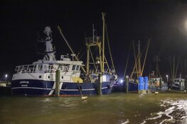 Hoogwater in Den Oever: water stroomt al over de kades