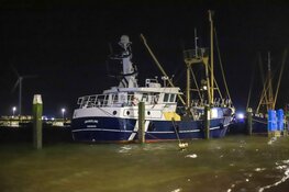 Hoogwater in Den Oever: water stroomt al over de kades