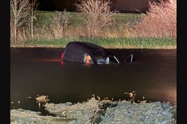 Bestelbusje schiet rechtdoor het water in