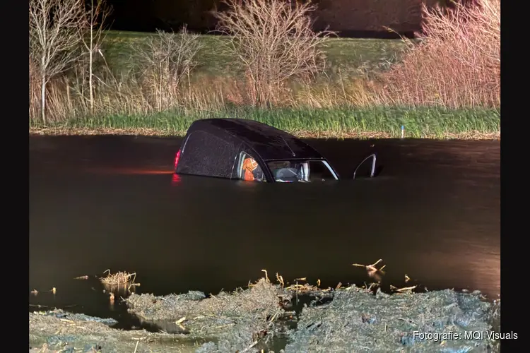 Bestelbusje schiet rechtdoor het water in