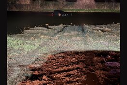 Bestelbusje schiet rechtdoor het water in