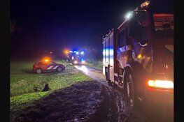 Bestelbusje schiet rechtdoor het water in