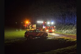Bestelbusje schiet rechtdoor het water in