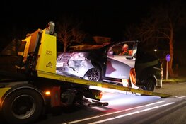 Veel schade bij botsing tussen twee auto's in Slootdorp