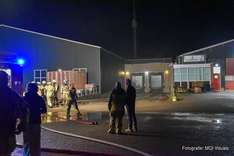 Brandweer rukt groots uit voor brand in loods 't Veld