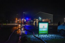 Brandweer rukt groots uit voor brand in loods 't Veld