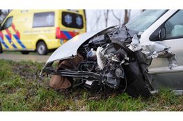 Persoon bekneld na frontale botsing in Slootdorp, traumahelikopter gealarmeerd