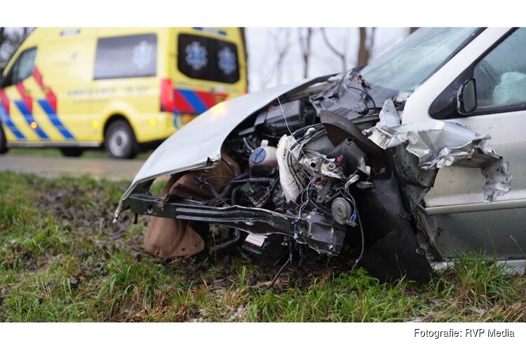 Persoon bekneld na frontale botsing in Slootdorp, traumahelikopter gealarmeerd