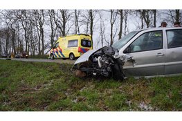 Persoon bekneld na frontale botsing in Slootdorp, traumahelikopter gealarmeerd