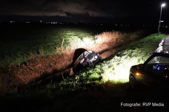 Auto in de sloot in Hippolytushoef, bestuurder spoorloos
