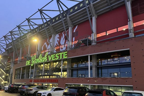 AZ mist tegen FC Twente unieke kans op gelijkmaker en gaat weer onderuit