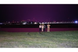 Hulpdiensten zoeken naar mogelijk voertuig te water in Middenmeer