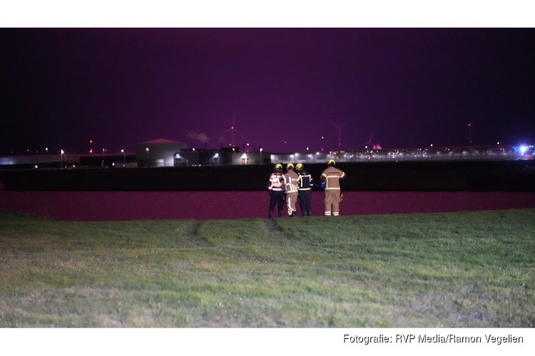 Hulpdiensten zoeken naar mogelijk voertuig te water in Middenmeer