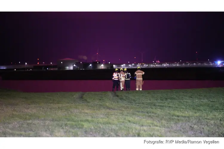 Hulpdiensten zoeken naar mogelijk voertuig te water in Middenmeer