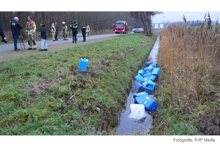 Tientallen vaten met chemicaliën gedumd bij schapenwei