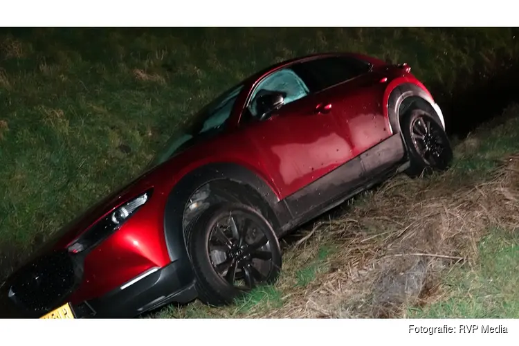 Kerstavond valt in duigen nadat automobilist met auto in sloot belandt