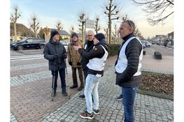 Gemeente in gesprek met inwoners tijdens wandeling door Middenmeer