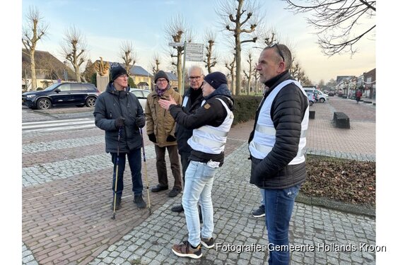 Gemeente in gesprek met inwoners tijdens wandeling door Middenmeer