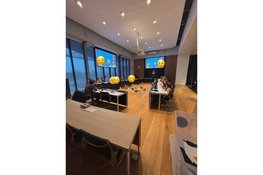 Leerlingen bouwen hun eigen stad tijdens Democracity in de raadzaal van Hollands Kroon