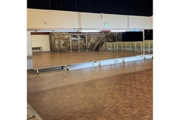 Nieuwe spiegels voor Dansklas