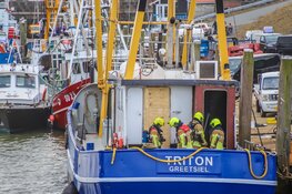 Brand in vissersschip in haven van Den Oever