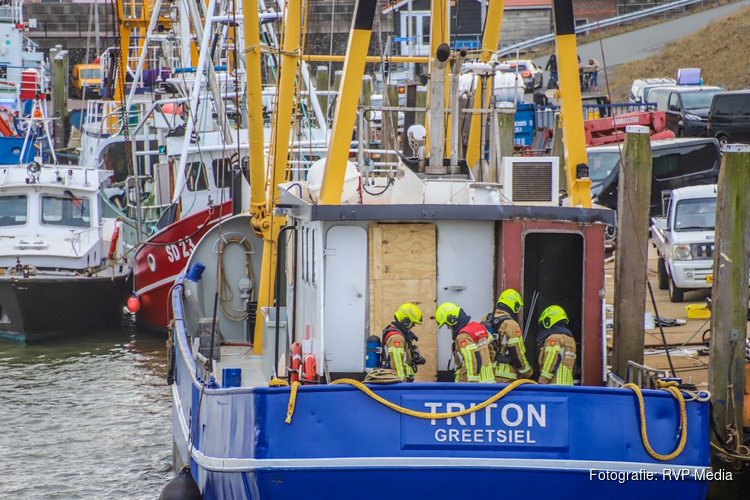 Brand in vissersschip in haven van Den Oever