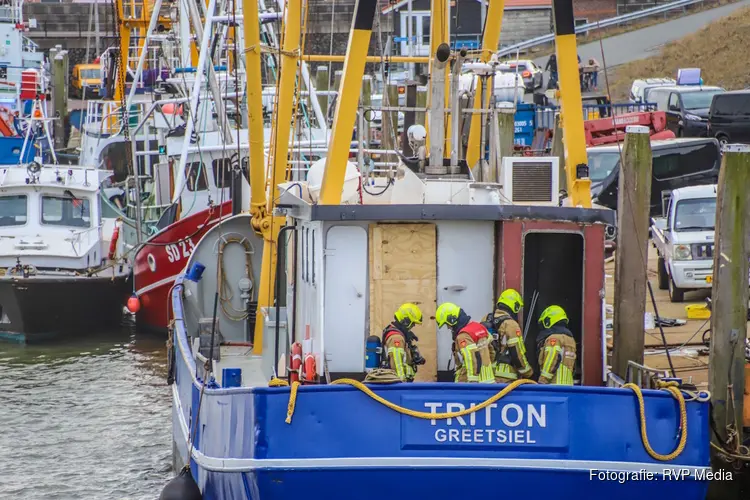 Brand in vissersschip in haven van Den Oever