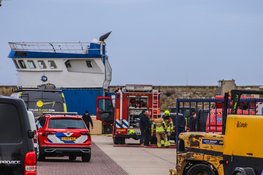 Brand in vissersschip in haven van Den Oever