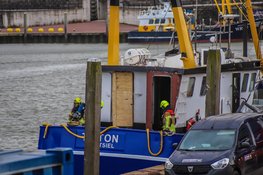 Brand in vissersschip in haven van Den Oever