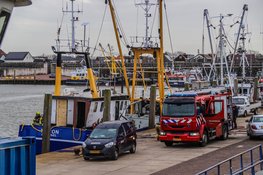 Brand in vissersschip in haven van Den Oever