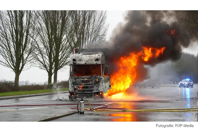 Vrachtwagen volledig in brand langs A7, brandweer schaalt groots op