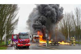 Vrachtwagen volledig in brand langs A7, brandweer schaalt groots op