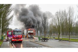 Vrachtwagen volledig in brand langs A7, brandweer schaalt groots op