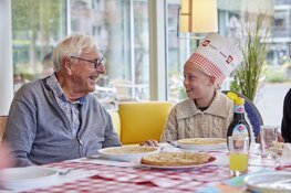 Zeven basisscholen in gemeente Hollands Kroon bakken pannenkoeken voor ouderen