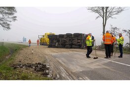 Vrachtwagen vol met zand belandt op zijkant op N248 bij Middenmeer