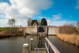Tijdelijke brug over de Westfriesche Sluis wordt voor eind 2027 vervangen