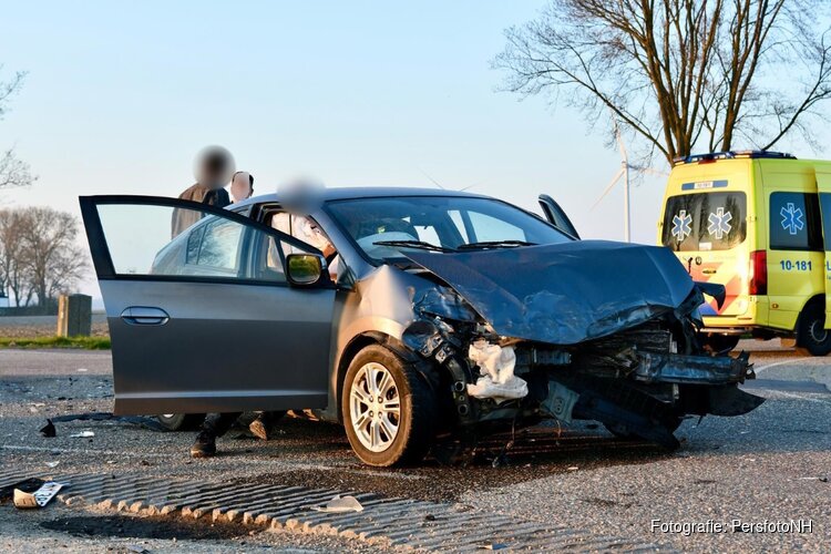 Flinke schade na botsing op kruispunt Wieringerwerf