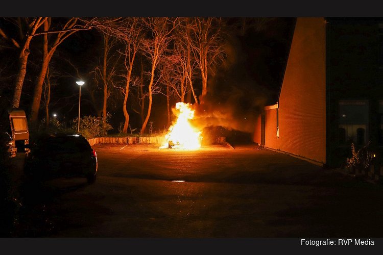 Auto door brand verwoest in Hippolytushoef