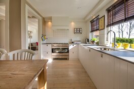 PVC vloer in de keuken: klik-PVC of verlijmd kiezen?